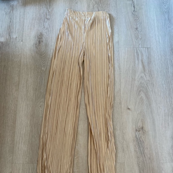 Prettylittlething Gold pants - Picture 1 of 2